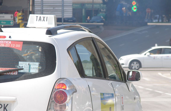 Taxista en estado grave tras colisionar contra un árbol