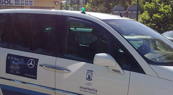 Marbella colabora en la limpieza de los taxis de su ciudad