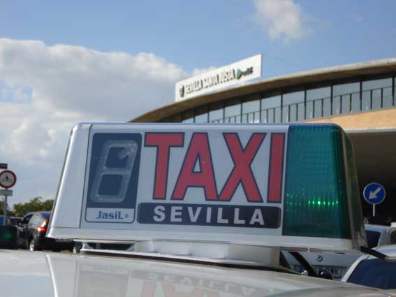 Manifestación del taxi en Sevilla contra el Ayuntamiento