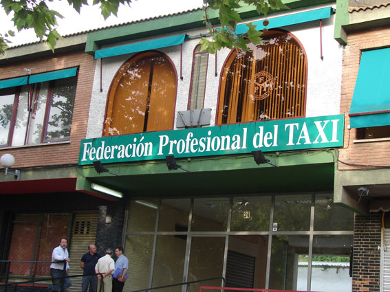 FPTM lamenta que Díaz Ayuso “abandone a su suerte al sector del taxi”