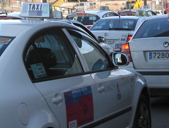 Evita la cárcel tras hacer ocho “simpas” en taxis de Zaragoza