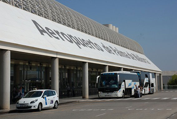 La tarifa del aeropuerto de Mallorca, divide al taxi