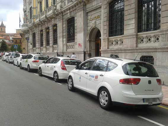 Detenido por suplantar la identidad de un taxista y robarle 3.600 euros