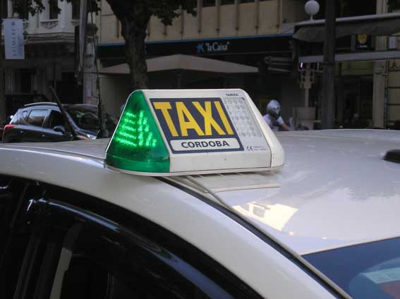 El taxi protesta en Córdoba para exigir una regulación de VTC