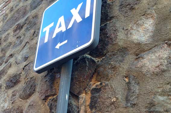 Combinación de taxis y autobuses para cubrir líneas de transporte