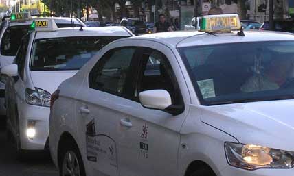 El taxi cordobés propone una subida de tarifas que Facua rechaza