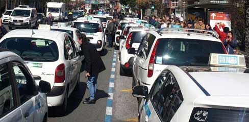 Taxistas denuncian que el Gobierno cántabro les ha exluído del 