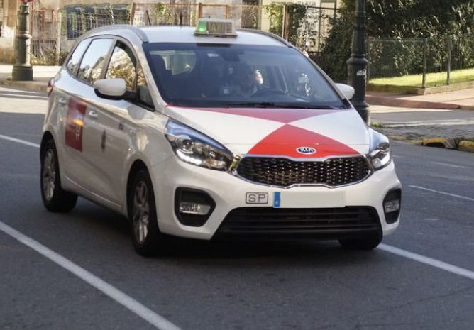 Dos detenidos por atracar a un taxista con un cuchillo