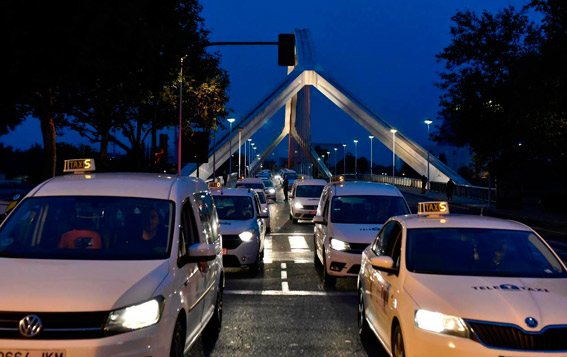 El taxi de Sevilla en pie de guerra contra las VTC