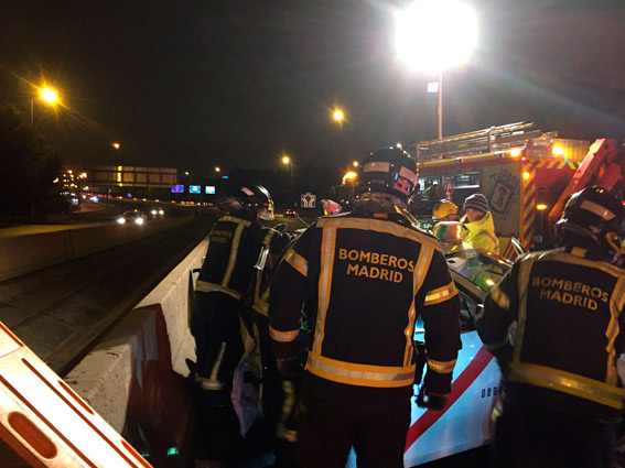 Un fallecido al chocar un coche contra un taxi en Madrid