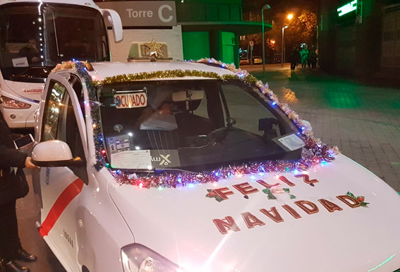 300 mayores disfrutan de la Navidad madrileña gracias al taxi