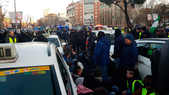 La Policía desaloja a los taxistas de la Castellana