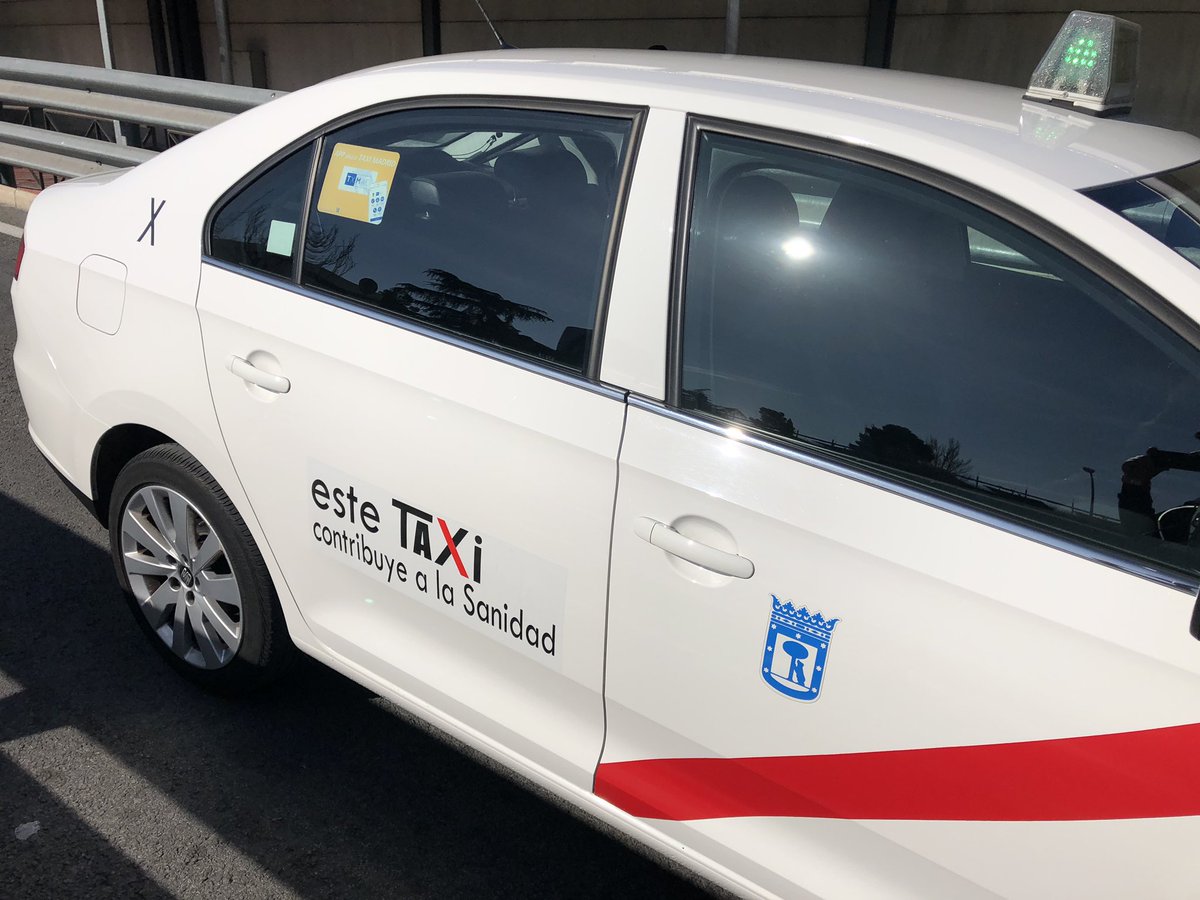 Taxistas lucen vinilos reivindicativos en sus coches