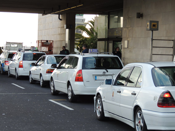 El taxi de La Laguna pide más vigilancia para el intrusismo