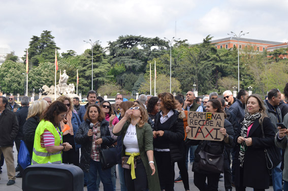 Taxistas madrileños protestan contra Manuela Carmena