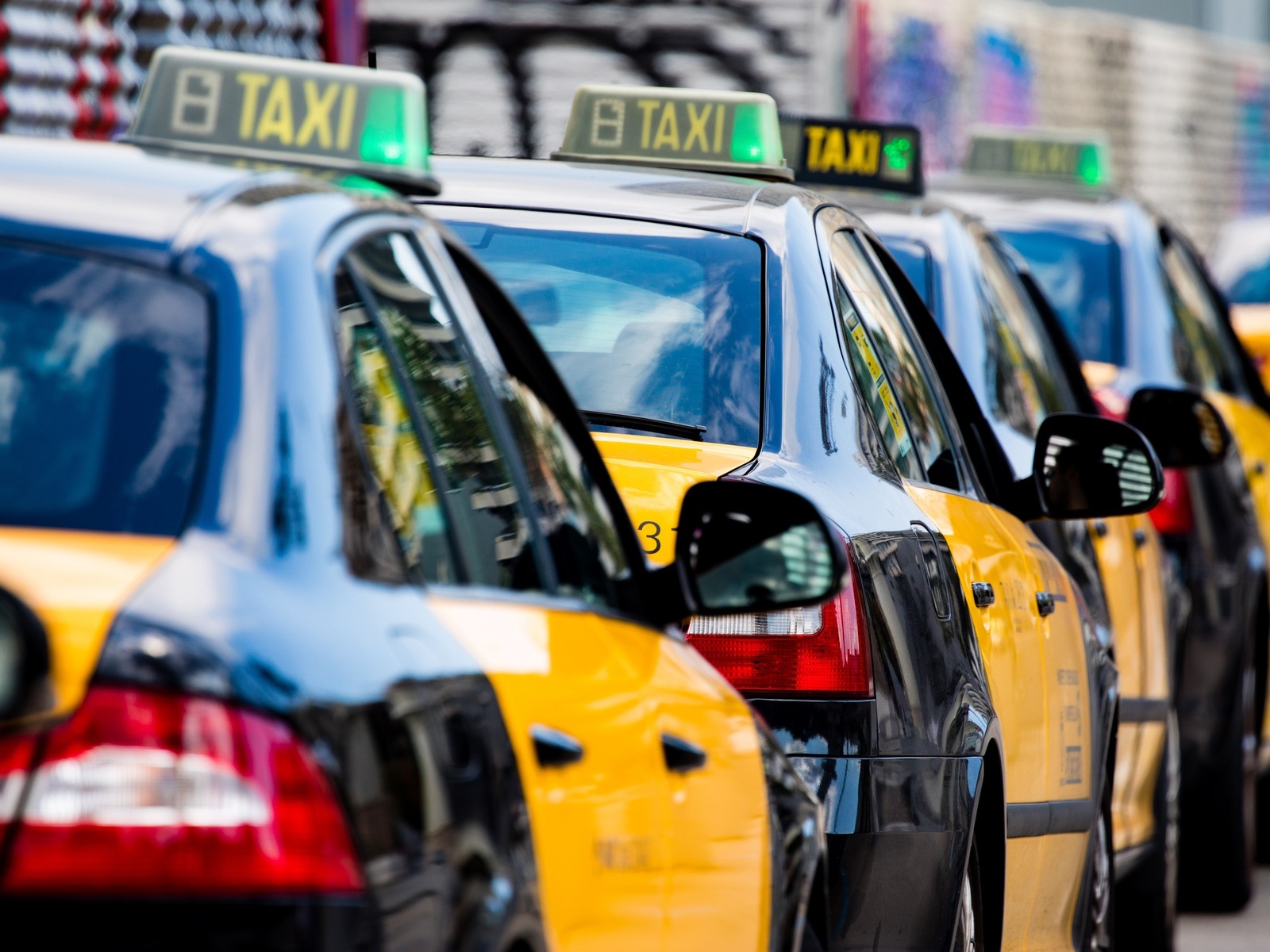 Protesta del taxi de Barcelona frente al IMET por las nuevas tarifas