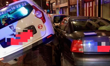 Un conductor de taxi drogado choca contra dos coches en Gijón