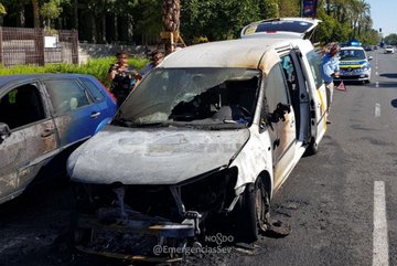 Incendiado un taxi en Sevilla cuando circulaba con dos clientes