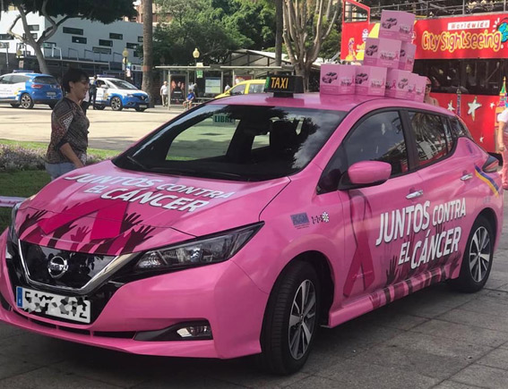 Un taxi de LPGC se viste de rosa en contra del cáncer de mama