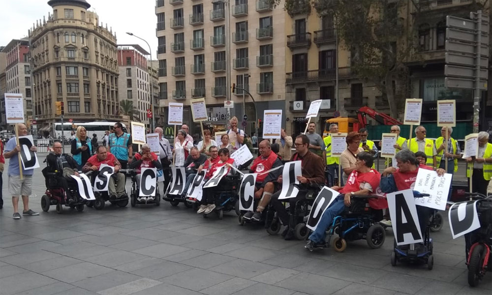 El taxi se suma a la Fundación Disgrup para pedir más eurotaxis