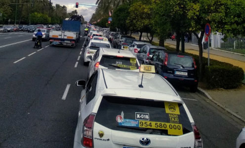 Sevilla, colapsada por los taxistas