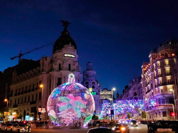 Los mayores disfrutan de la Navidad madrileña gracias al taxi