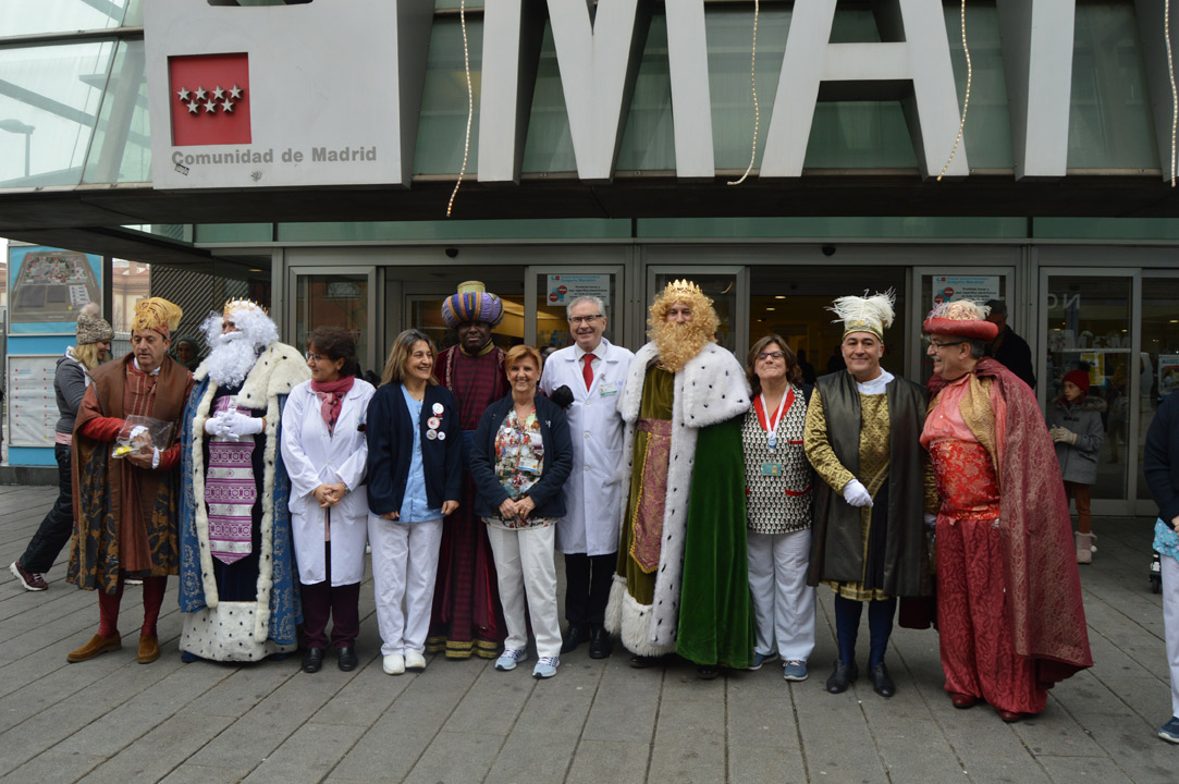 Los Reyes Magos visitan en taxi a los niños hospitalizados