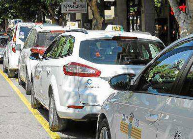 Los taxis piden que este año no haya licencias temporales