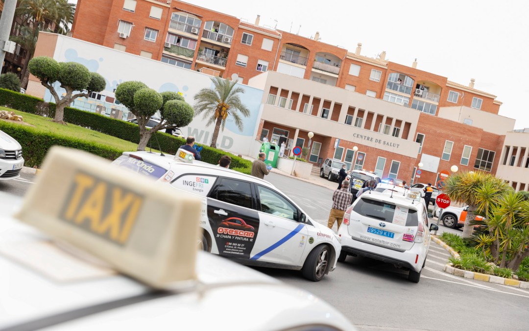 Homenaje del taxi a los sanitarios