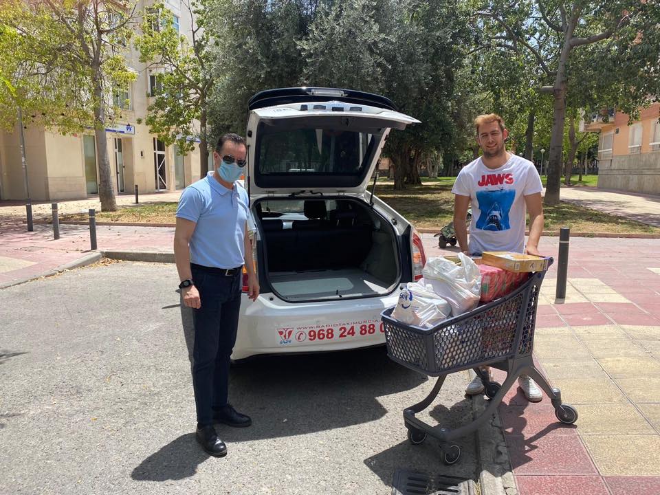 El taxi de Murcia recoge más de 600kg para el banco de alimentos