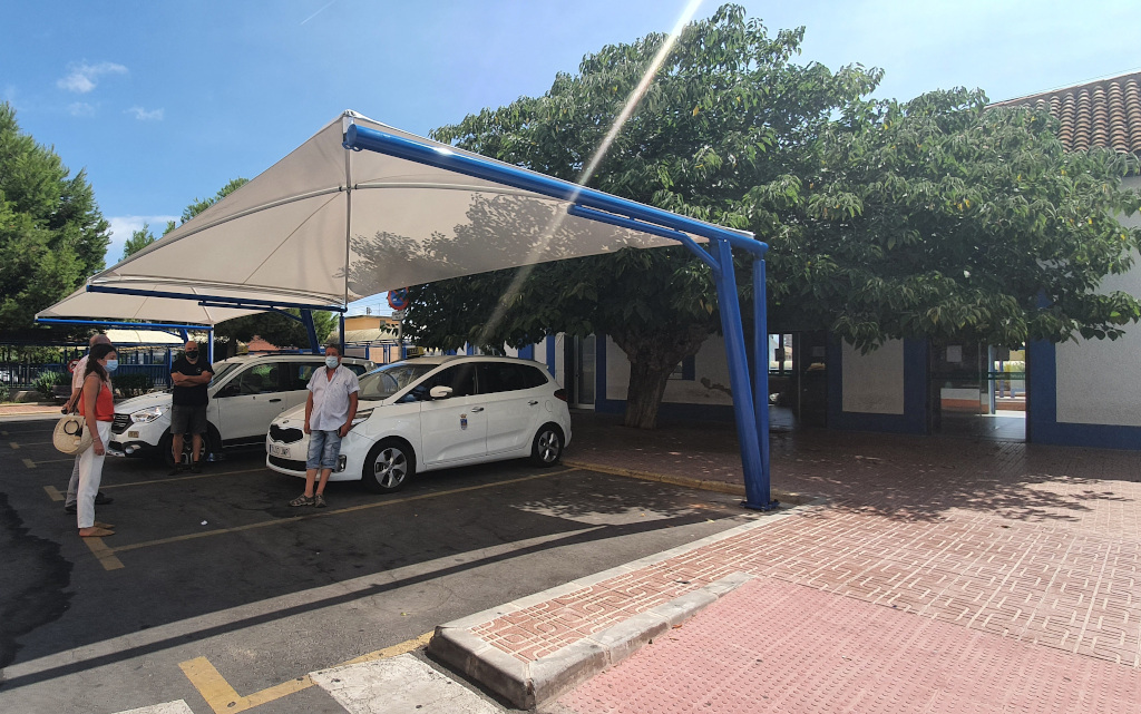 Taxis a la sombra para mitigar el calor