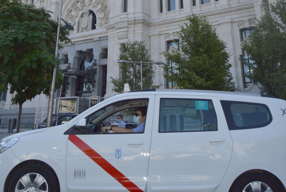 En el taxi, siempre con mascarilla, aunque no haya usuarios