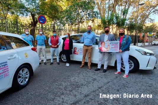 El taxi de Algeciras lucirá lazos rosas contra el cáncer de mama