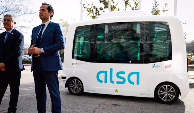 El primer autobús sin conductor en España se estrella en su primer día