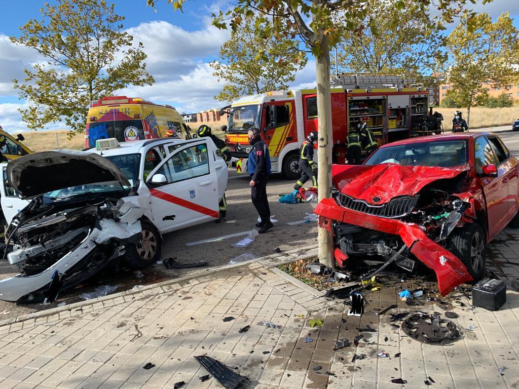 Dos heridos graves tras chocar un vehículo particular con un taxi