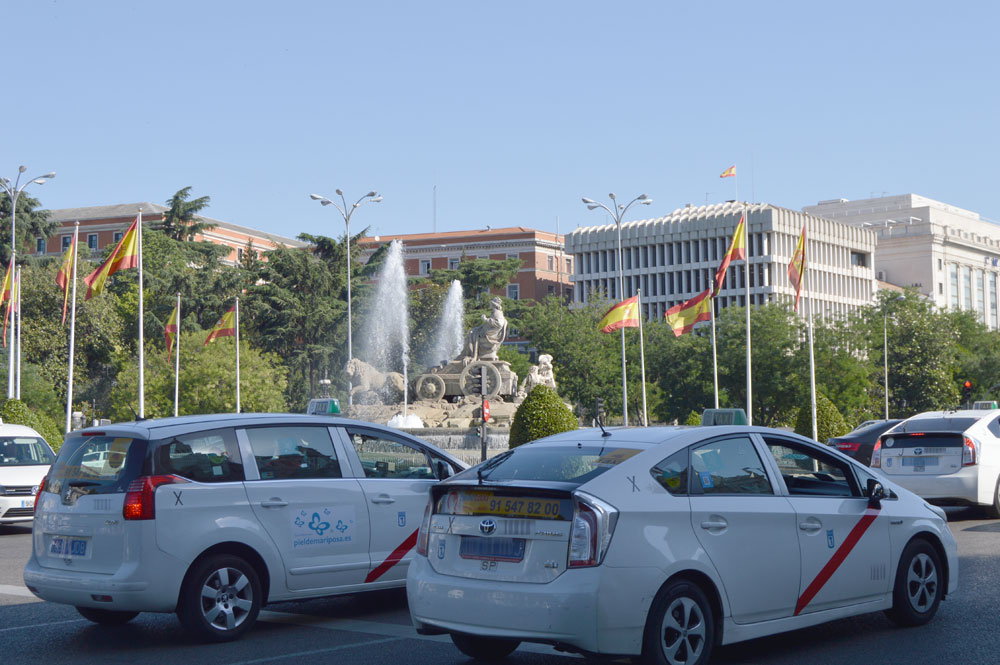 La justicia da la razón al taxi frente a Uber