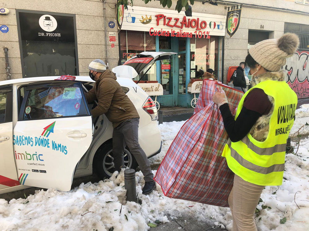 Taxistas colaboran en el reparto de mantas