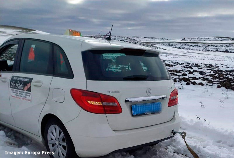 La Guardia Civil rescata a un taxi que trasladaba vacunas y sanitarios