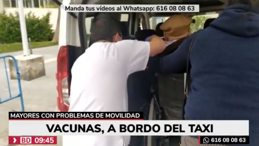 Los mayores reciben la vacuna sin bajar del taxi