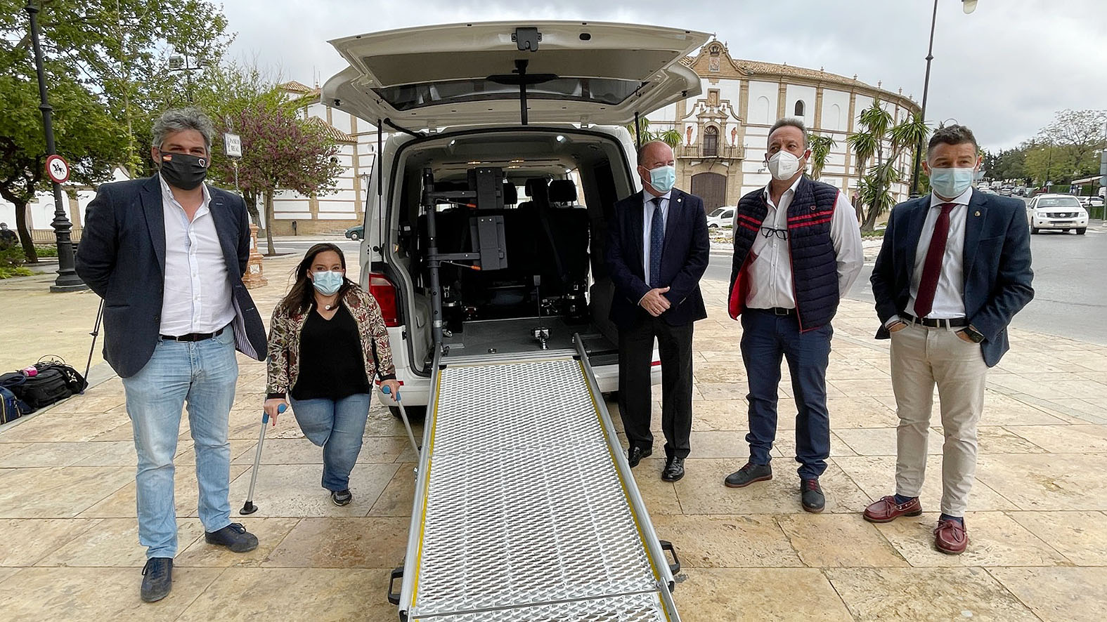 En marcha el primer taxi adaptado en Antequera