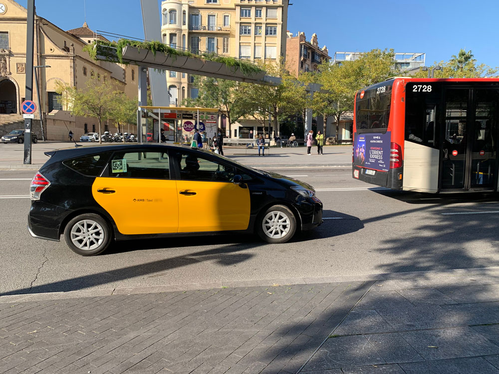 Nuevo distintivo para los taxis que trabajen con app o radioemisora