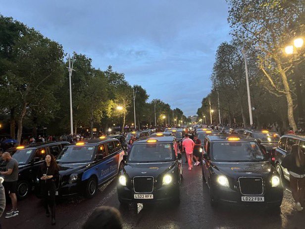 Los taxis londinenses rinden homenaje a Isabel II