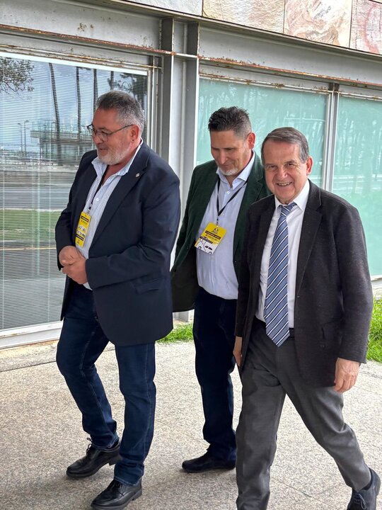 Julio Sanz (FPTM) y Emilio Mosquera (UTAGA), junto al alcalde de Vigo, Aberl Caballero