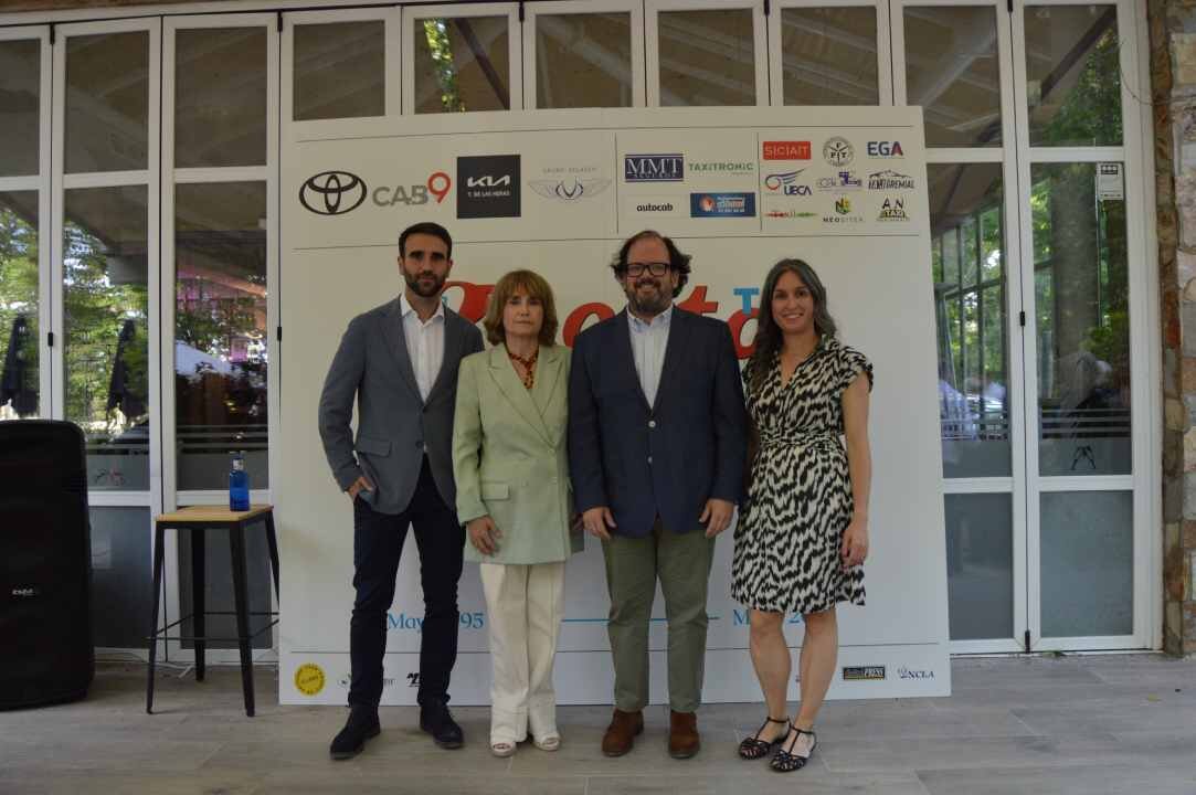 El equipo de La Gaceta del Taxi con el director general de transportes de la Comunidad de Madrid, Luis Miguel Torres