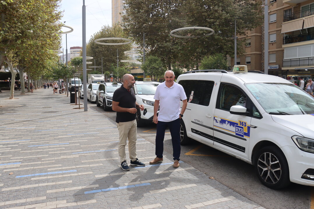 Francis Muñoz charlando con un taxista en una parada de Benidorm