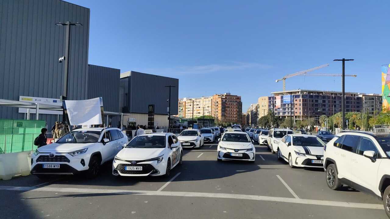 Taxistas de la Comunitat Valenciana durante la protesta.