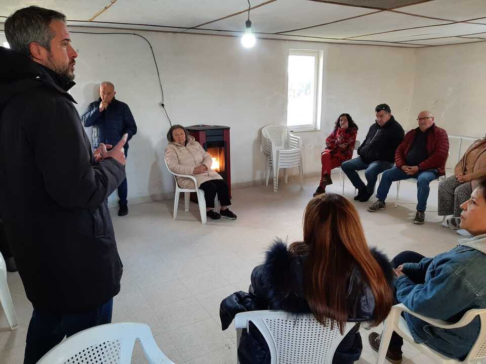 Rubén Arroxo y Cristina López visitan Labio, donde explicaron a las vecinas y vecinos cómo funcionará el taxi bajo demanda