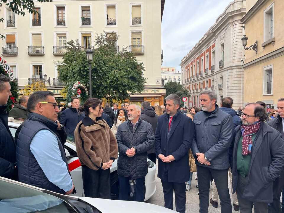 Isabel Díaz Ayuso atiende a Alberto de la Fuente Miñambres, presidente de AGATM