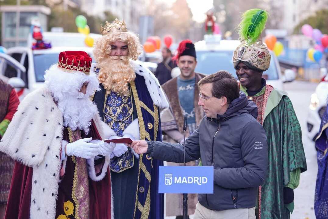 Los Reyes Magos junto al alcalde de Madrid. Imagen: Ayuntamiento de Madrid