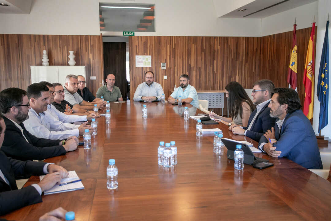 Representantes del taxi de Castilla-La Mancha junto con los responsables de Fomento